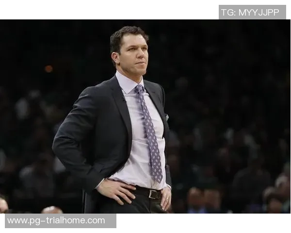 迪瓦茨与姚明的篮球传奇对决与友谊的深厚情谊探讨