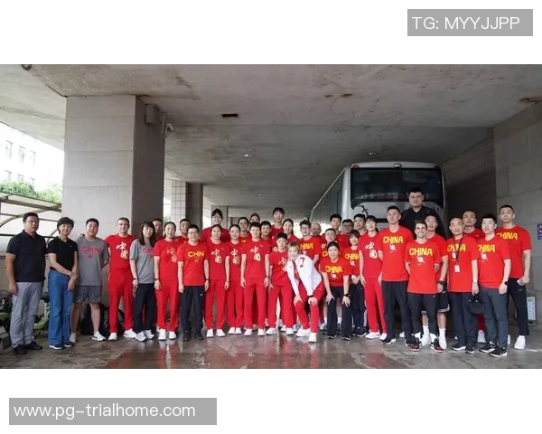 姚明亲身示范压腿训练技巧助力篮球运动员提升柔韧性与表现